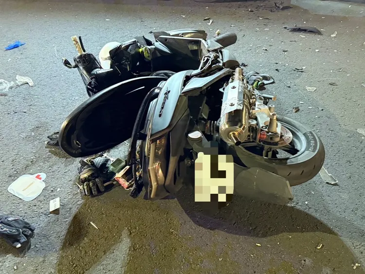 機車受損嚴重、零件四散，可見當時撞擊力相當之猛。翻攝畫面