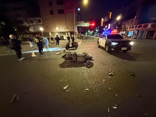 新店小貨車急速左轉!19歲騎士撞擊飛摔命危 驚悚影片曝光