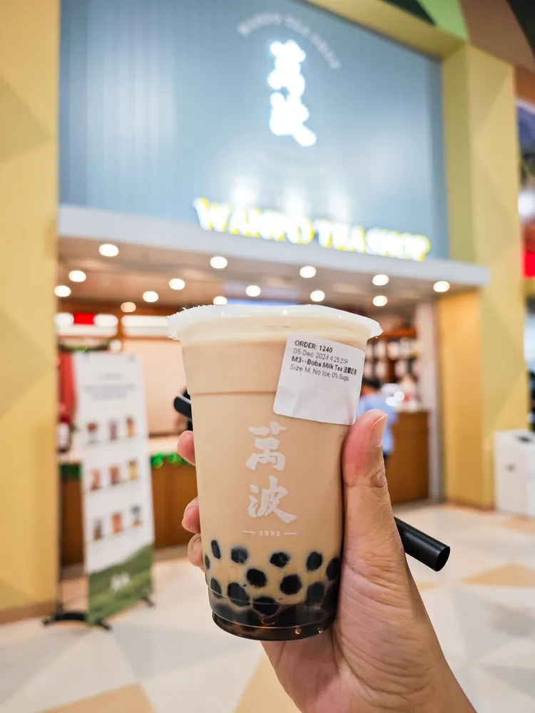 能喝到台灣手搖飲品牌「萬波」。田欣雲攝影