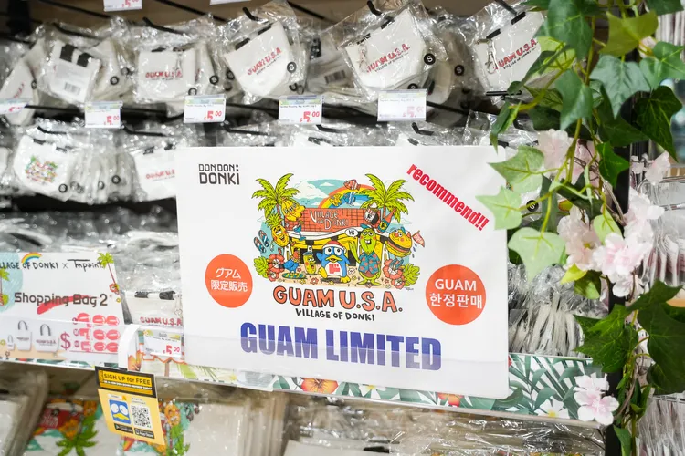 唐吉訶德關島限定購物袋、吊飾。田欣雲攝影