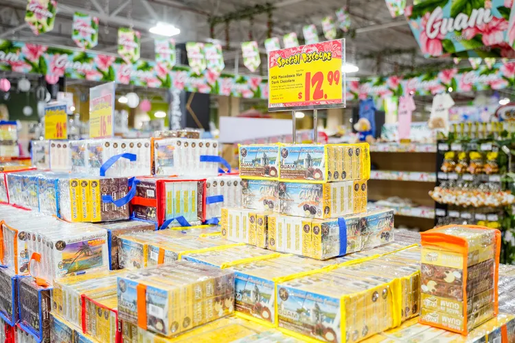 DON DON DONKI裡販售不同大小包裝、口味的巧克力。田欣雲攝影