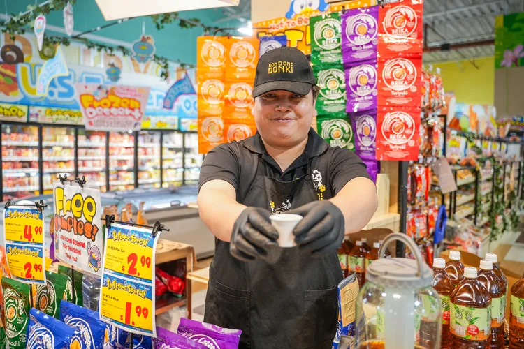 「唐吉訶德村(Village of Donki)」於2024年4月開幕，購物商場24小時不打烊。田欣雲攝影