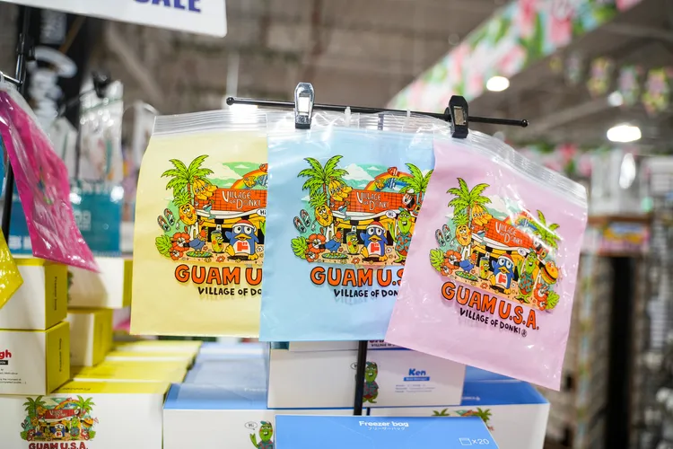 唐吉訶德關島限定冷凍夾鏈袋。田欣雲攝影