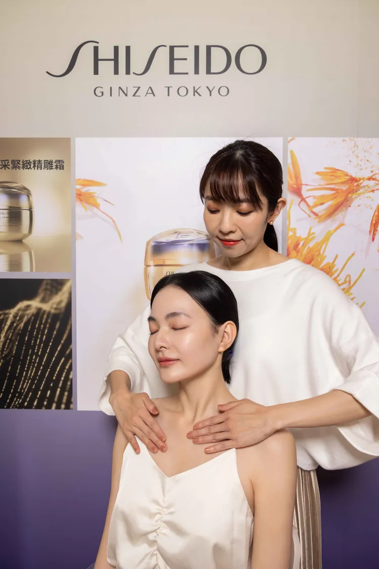 2.自鎖骨下方由中央往外推3-6次，藉由按摩淋巴排除老廢物質