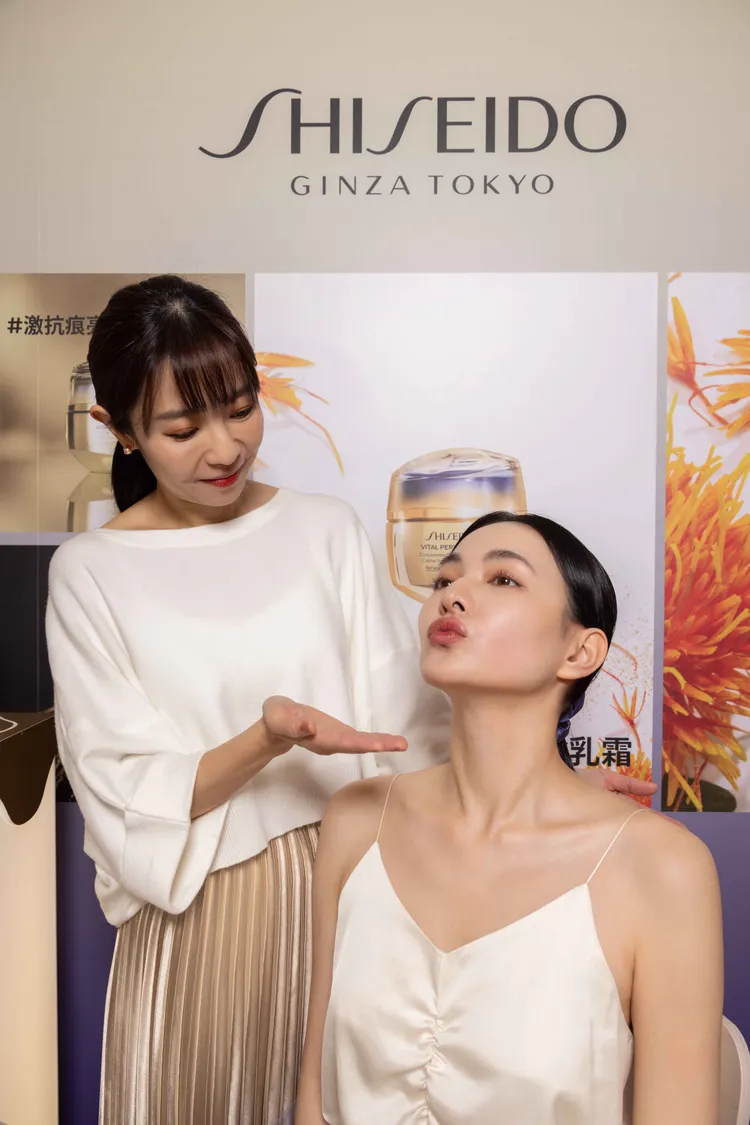 4.最後抬頭做出親吻的噘嘴動作，維持10秒鐘，拉長脖子線條。