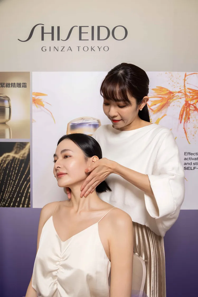 1.雙手包覆「頸闊肌」提拉3-6次，往上時出力，往下時放輕鬆即可。