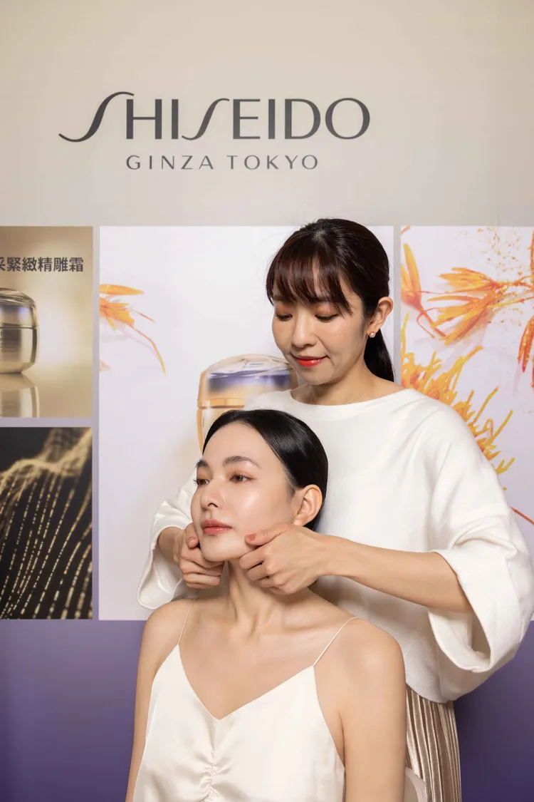 3.雙手握拳以食指彎曲處自下巴拉提下顎輪廓至耳下，再按摩至胸鎖骨附近。