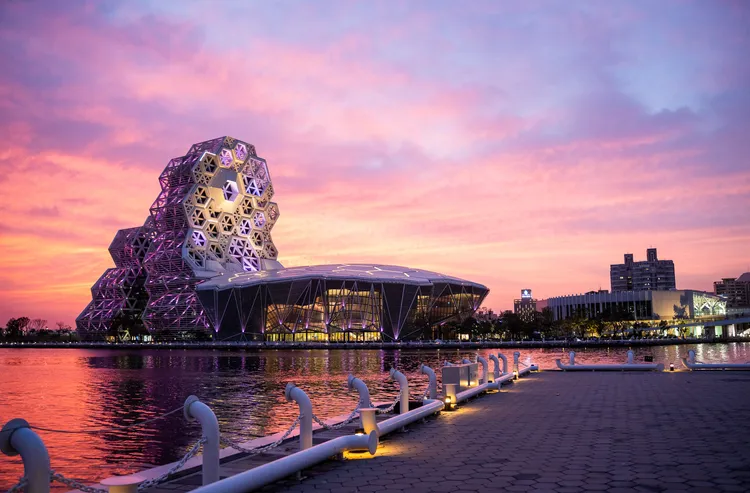 傍晚搭遊艇來高雄愛河灣賞晚霞。田欣雲攝影