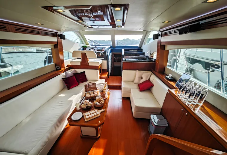 艾菈號內部空間寬敞，最多可容納20人。田欣雲攝影