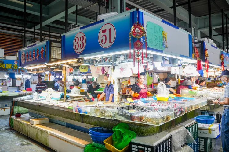 蚵仔寮魚市環境整潔，販售的海鮮明碼標價，讓遊客買得安心。田欣雲攝影