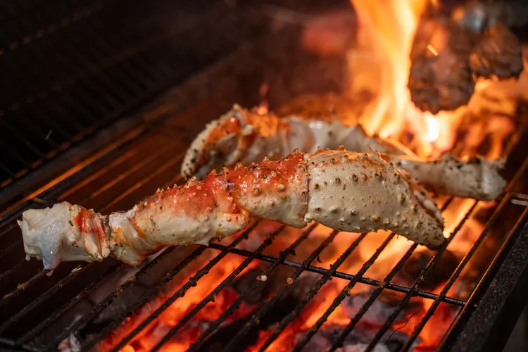一樓戶外露台有露天烤肉區，帝王蟹腳在烤架上滋滋作響，香氣四溢。田欣雲攝影