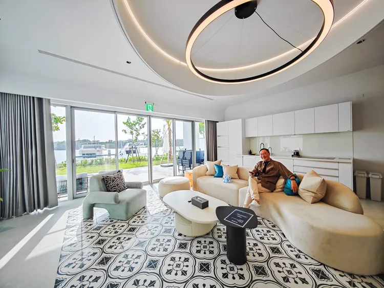 一走進Villa，映入眼簾的是挑高設計的現代風客廳，搭配大面積落地窗。田欣雲攝影