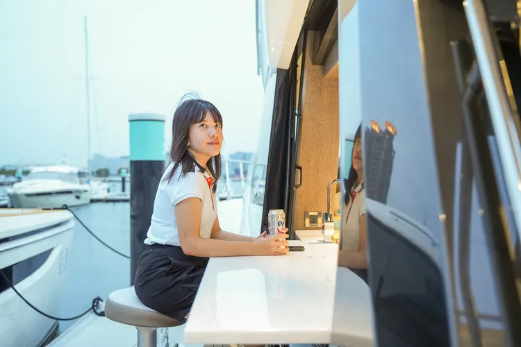 Galeon 500 Fly遊艇船側能往外延伸出吧檯空間。田欣雲攝影