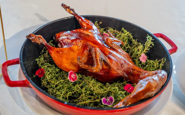 亞果薈招牌菜色：煙燻琵琶鴨。田欣雲攝影