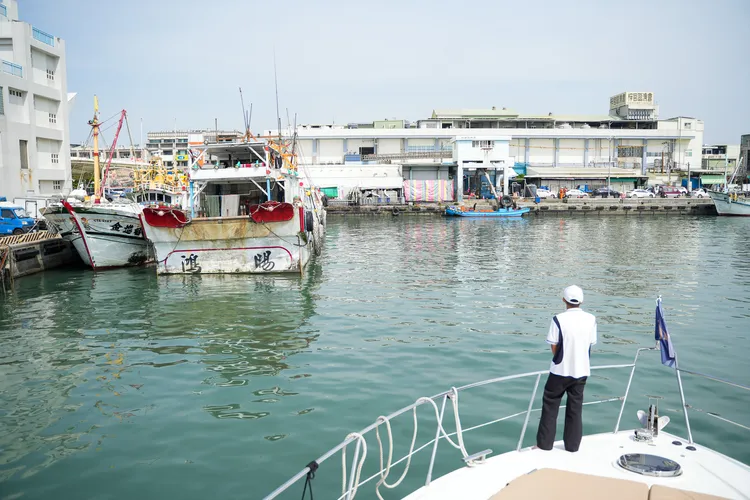 駕駛豪華遊艇到高雄梓官蚵仔寮吃海產，想到就出發。田欣雲攝影