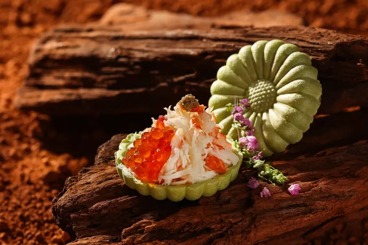 「阪前和牛鐵板燒」即日起到2025/1/31期間，平日到店內用套餐，出示活動畫面，或於社群評論、打卡，就款待價值680元的「海鮮珠寶盒」1份。業者提供