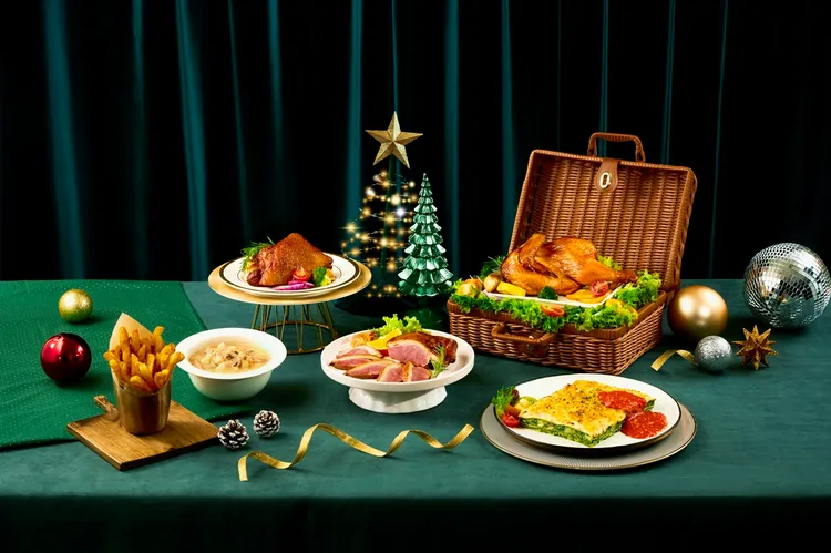 「王品瘋美食購物網」限時免運推出「耶誕享樂購」組合，在家就能輕鬆享用「義式調味烤半雞」、「頂級桃木燻鴨胸」、「德國豬腳」、「奶油蘑菇濃湯」、「起司菠菜肉醬千層麵」與「黃金脆薯」等6道節慶美食。業者提供