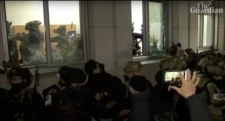 武裝軍人進入國會。翻攝The Guardian