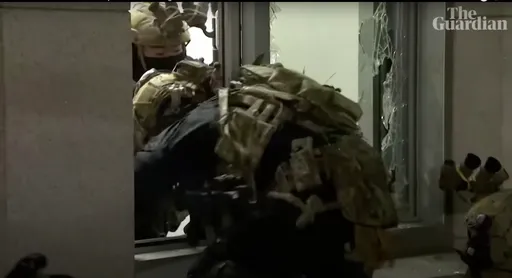 韓突襲式戒嚴300武裝軍人進國會　強行破窗畫面曝