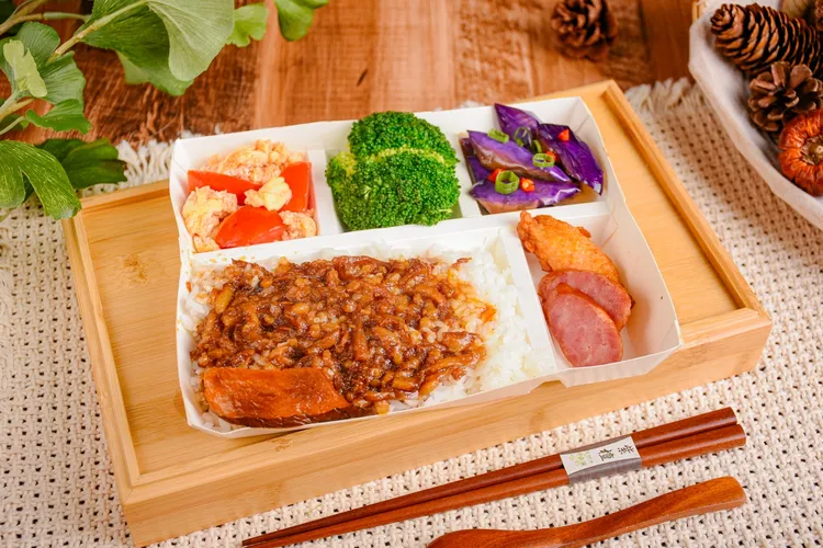 明起魯肉飯便當就從80元調漲為85元。鬍鬚張提供
