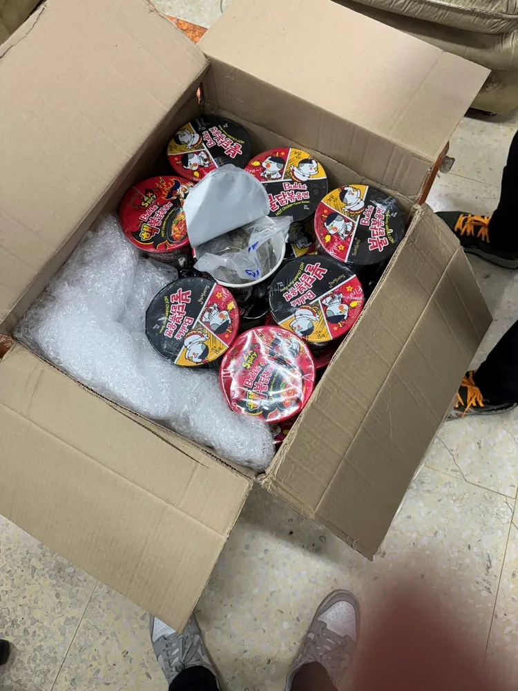 警方發現販毒集團將大麻等物藏在小雞泡麵內，藉此躲避查緝。翻攝照片