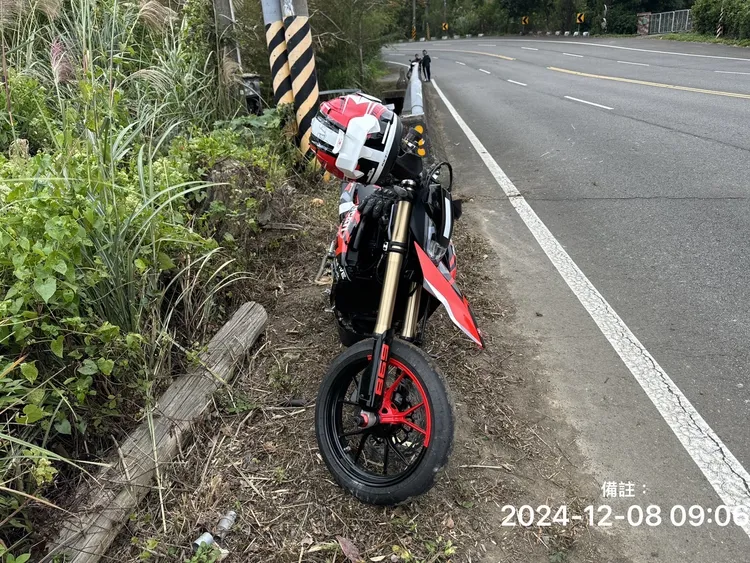 重機疑因下坡過彎失敗衝進邊坡。民眾提供