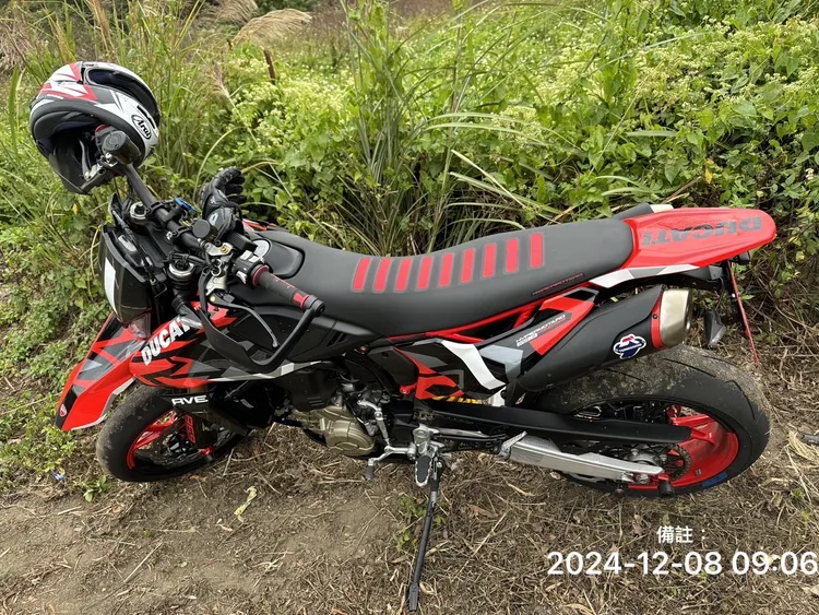 過彎自摔的Ducati Hypermotard 698 Mono RVE。民眾提供