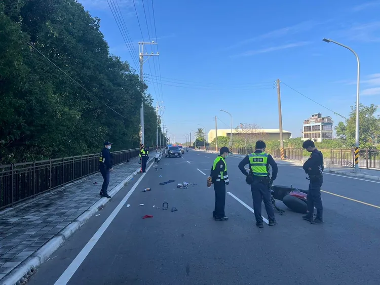 王女載著15歲外甥出門，在新市區大順六路自撞電線桿，釀成1死1命危。民眾提供