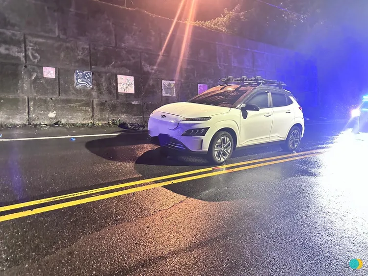小客車駕駛並未注意有人坐在地上。警方提供