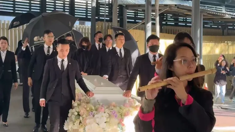 瓊瑤躺在白色靈柩裡。彭欣偉攝