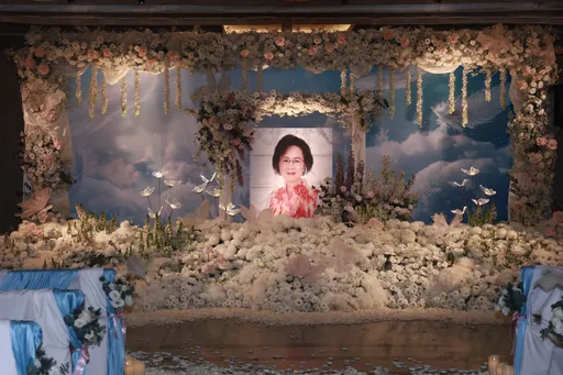 直擊|瓊瑤最後舞台極盡浪漫!喪禮地板「鋪滿花瓣」 燭光花海圍繞