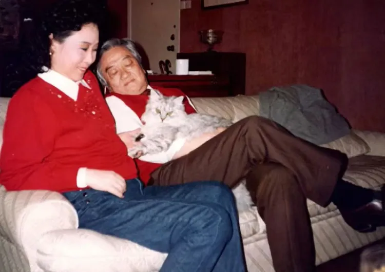 瓊瑤（左）離世前撰文憶亡夫平鑫濤，懷念與他一起逗貓的溫馨時刻。翻攝瓊瑤臉書