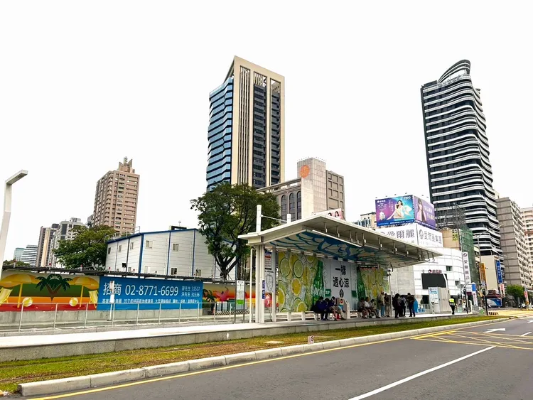 「鼓山區」坐擁高雄兩大熱門重劃區，加上輕軌、捷運交通便捷，更有多間大型百貨，生活機能卓越。永慶房產集團提供