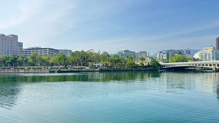 「前金區」位居高雄市中心，銜接南、北高雄，文教區環境舒適，吸引首購及小資族入場。永慶房產集團提供