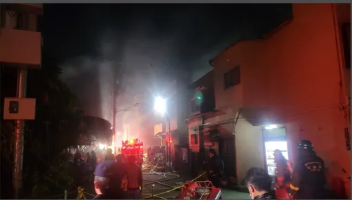 跨年夜不平靜!日本東京晴空塔附近火警延燒7屋 30輛消防車灌救