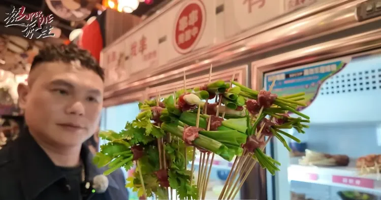 超哥介紹溫體牛做成的各式串串。翻攝超哥YT