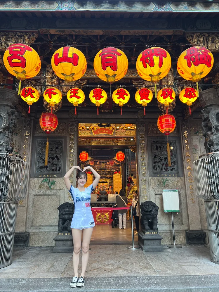 林岱縈推薦粉絲可以到萬華艋舺青山宮朝聖「冠軍手勢」神尊。紅心字會提供