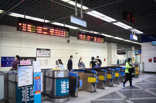 未注意停車位置 台鐵區間車「自撞鐵桿」!