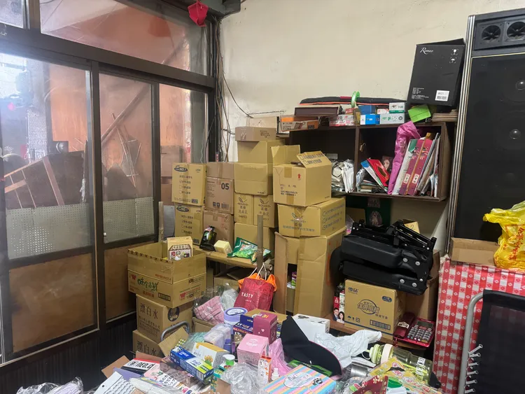張男家中堆滿從公司偷來的商品。民眾提供