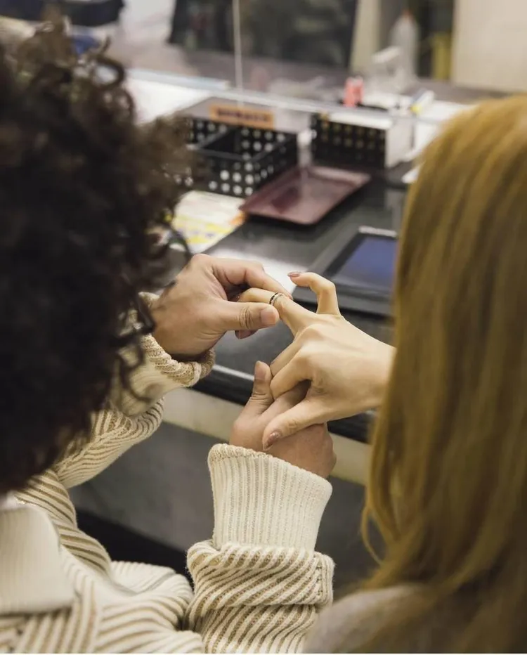 納豆（右）拿出戒指，套牢依依。翻攝納豆IG