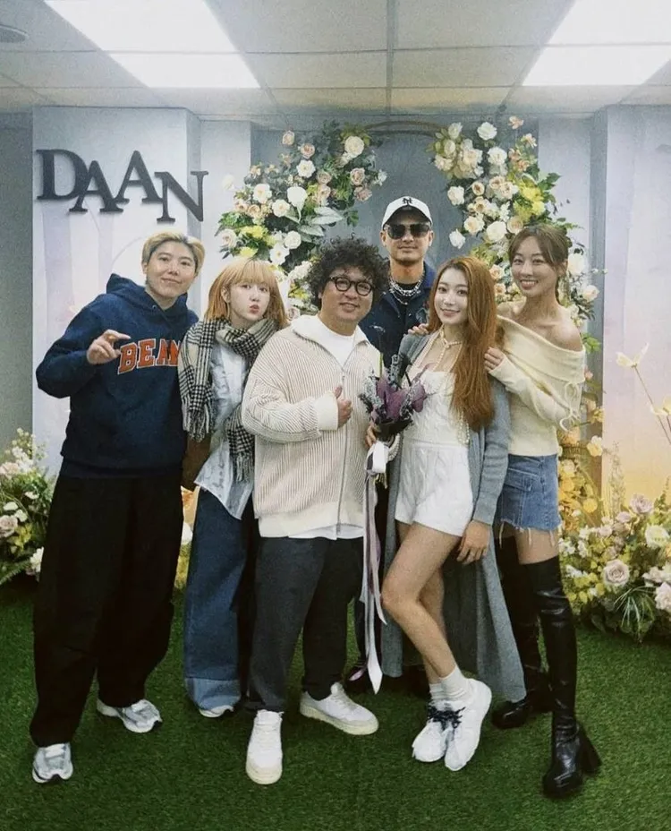 納豆（中）和依依（右二）在夏語心（右一）等好友陪同下，昨赴戶政事務所登記結婚。翻攝納豆IG