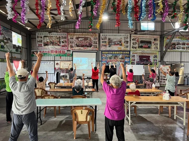 泓德能源自2024年起贊助數位人道協會「長者遠距健康促進計畫」，幫助社區長者在熟悉的環境中實現健康安老。泓德能源提供