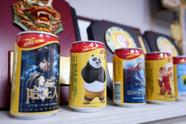 大飲表示隨著網際網路發達，今後將拓展到各網路平台，強化多媒體廣宣，並與不同產業的合作共同行銷，以吸引年輕大眾的喜愛。圖為大飲推出異業結合的產品。彭欣偉攝