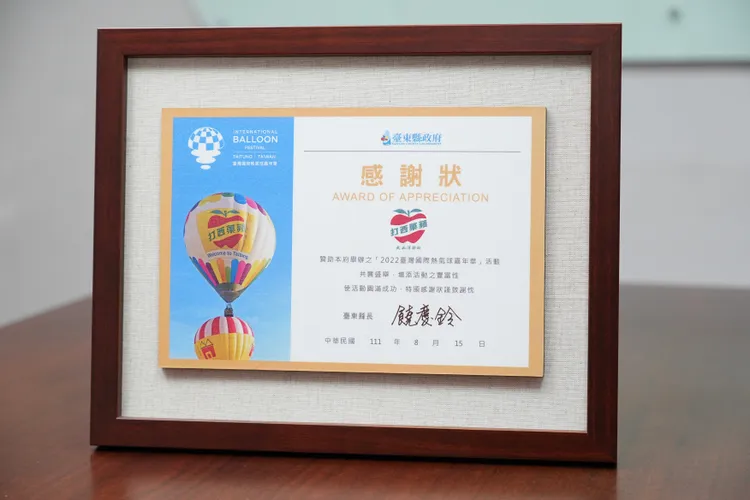 大飲表示隨著網際網路發達，今後將拓展到各網路平台，強化多媒體廣宣，並與不同產業的合作共同行銷，以吸引年輕大眾的喜愛。圖為大飲推出異業結合的產品。彭欣偉攝