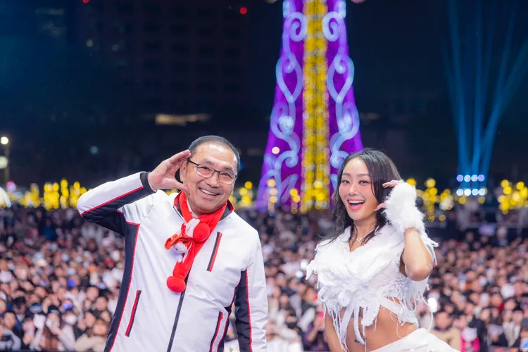 侯友宜與孝琳裝可愛拍照。新聞局提供