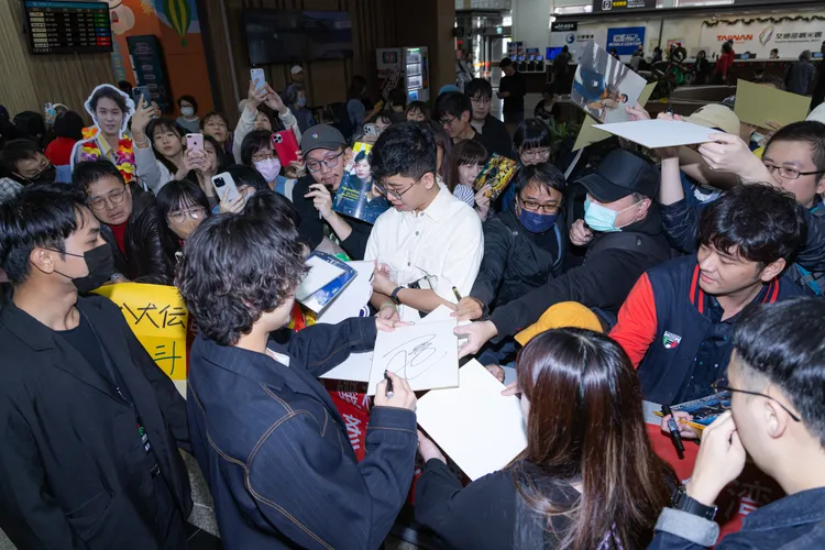 磯村勇斗一路狂簽。攝影中心攝