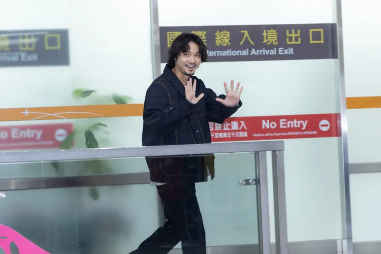 磯村勇斗步出機場，開心向粉絲揮手。攝影中心攝