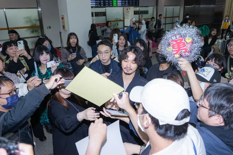 磯村勇斗來者不拒，幫粉絲簽名長達2分鐘。攝影中心攝