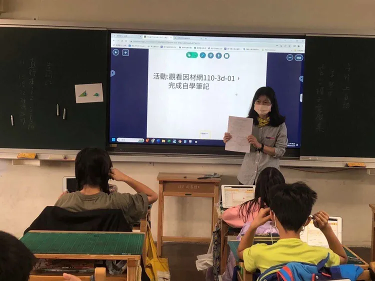 智慧校園導師使用電子白板教學。新竹市府提供