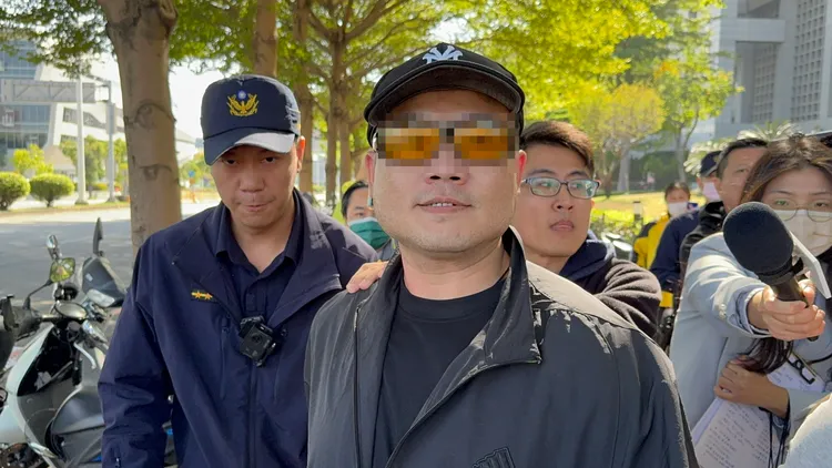 鄭男被警方帶回偵辦。民眾提供